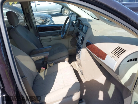 2010 Chrysler Town & Country Touring with VIN 2A4RR5DX5AR360173, listed as a IAAI auction lot 42082140 with 133,366 mi miles. Bid and sale history available at carsss.com. Image 5.
