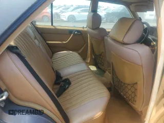 1986 Mercedes-Benz 300 E z VIN WDBEA30D8GA318345, wystawiony jako Copart lot #59481785 z przebiegiem 47 646 mil mil oraz Czysty tytuł • Clean title. Historia ofert i sprzedaży dostępna na DreamBid. Obrazek 10.