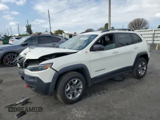 2019 Jeep Cherokee Trailhawk z VIN 1C4PJMBX2KD152628, wystawiony jako Copart lot #51650595 z przebiegiem 67 660 mil mil oraz Nie do naprawy. Historia ofert i sprzedaży dostępna na DreamBid. Obrazek 1.