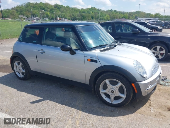 2003 MINI Hardtop z VIN WMWRC334X3TC43283, wystawiony jako IAAI lot #42112892 z przebiegiem 87 513 mil mil oraz . Historia ofert i sprzedaży dostępna na DreamBid. Obrazek 1.