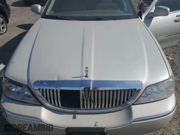 2004 Lincoln Town Car Ultimate z VIN 1LNHM83W94Y654164, wystawiony jako Copart lot #56313675 z przebiegiem 138 422 mil mil oraz Czysty tytuł • Clean title. Historia ofert i sprzedaży dostępna na DreamBid. Obrazek 11.