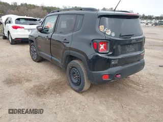 2017 Jeep Renegade Trailhawk z VIN ZACCJBCB9HPG55038, wystawiony jako IAAI lot #41737043 z przebiegiem 103 488 mil mil oraz . Historia ofert i sprzedaży dostępna na DreamBid. Obrazek 3.
