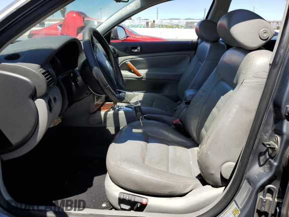 2005 Volkswagen Passat GLX z VIN WVWTU63B95E085836, wystawiony jako Copart lot #67782394 z przebiegiem 125 315 mil mil oraz Szkoda całkowita • Salvage title. Historia ofert i sprzedaży dostępna na DreamBid. Obrazek 7.