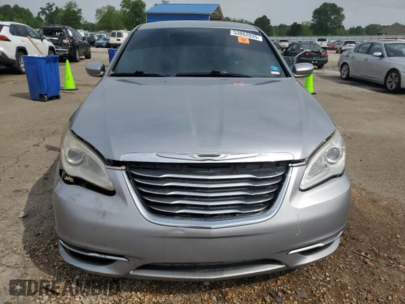2013 Chrysler 200 Touring z VIN 1C3CCBBG8DN528490, wystawiony jako Copart lot #53862035 z przebiegiem 187 812 mil mil oraz Szkoda całkowita • Salvage title. Historia ofert i sprzedaży dostępna na DreamBid. Obrazek 5.
