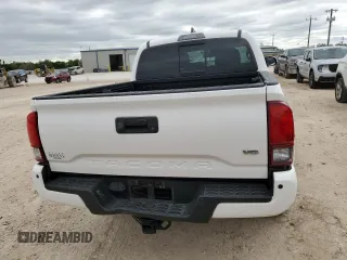 2018 Toyota Tacoma SR5 z VIN 5TFAZ5CNXJX065932, wystawiony jako Copart lot #52046845 z przebiegiem 61 980 mil mil oraz Szkoda całkowita • Salvage title. Historia ofert i sprzedaży dostępna na DreamBid. Obrazek 6.