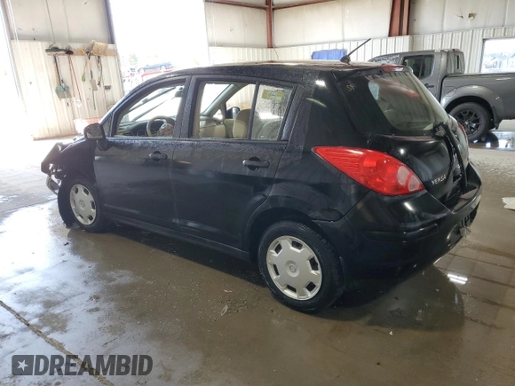2007 Nissan Versa S z VIN 3N1BC13E47L404125, wystawiony jako Copart lot #57893205 z przebiegiem Nie podano mil oraz Szkoda całkowita • Salvage title. Historia ofert i sprzedaży dostępna na DreamBid. Obrazek 2.