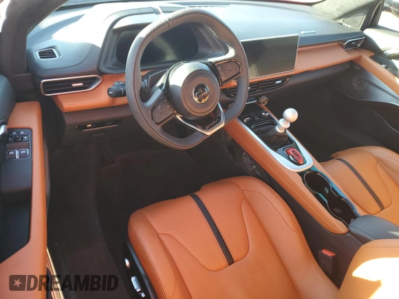 2024 Lotus Emira First Edition z VIN SCCLEKAX7RHB12137, wystawiony jako Copart lot #41454275 z przebiegiem Nie podano mil oraz Nie do naprawy. Historia ofert i sprzedaży dostępna na DreamBid. Obrazek 8.