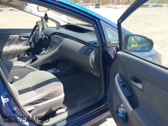 2011 Toyota Prius I z VIN JTDKN3DU4B0272319, wystawiony jako IAAI lot #42050245 z przebiegiem 283 855 mil mil oraz . Historia ofert i sprzedaży dostępna na DreamBid. Obrazek 5.
