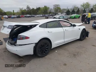 2017 Tesla Model S 100D z VIN 5YJSA1E24HF195488, wystawiony jako IAAI lot #42073744 z przebiegiem 108 577 mil mil oraz . Historia ofert i sprzedaży dostępna na DreamBid. Obrazek 4.