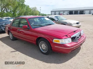 1998 Ford Crown Victoria LX z VIN 2FAFP74W7WX121489, wystawiony jako IAAI lot #42205224 z przebiegiem 153 922 mil mil oraz . Historia ofert i sprzedaży dostępna na DreamBid. Obrazek 1.