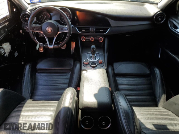 2017 Alfa Romeo Giulia Ti z VIN ZARFAECN2H7550899, wystawiony jako Copart lot #51627825 z przebiegiem 110 489 mil mil oraz Szkody całkowita. Historia ofert i sprzedaży dostępna na DreamBid. Obrazek 8.