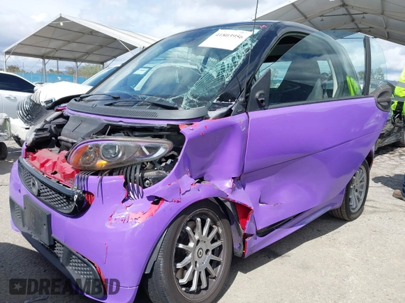 2013 Smart fortwo Pure with VIN WMEEJ3BA0DK686417, listed as a IAAI auction lot 41803956 with 83,850 mi miles. Bid and sale history available at carsss.com. Image 2.