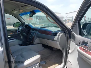 2007 Chevrolet Tahoe LT z VIN 1GNFC130X7R263516, wystawiony jako IAAI lot #42259629 z przebiegiem 215 970 mil mil oraz . Historia ofert i sprzedaży dostępna na DreamBid. Obrazek 5.
