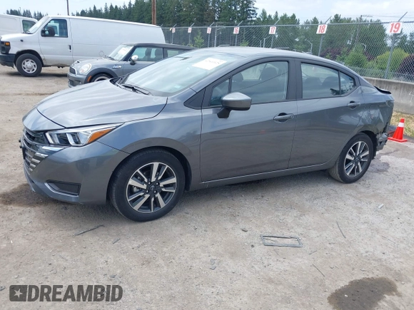 2024 Nissan Versa SV z VIN 3N1CN8EV6RL910272, wystawiony jako IAAI lot #42500325 z przebiegiem 8 343 mil mil oraz . Historia ofert i sprzedaży dostępna na DreamBid. Obrazek 2.