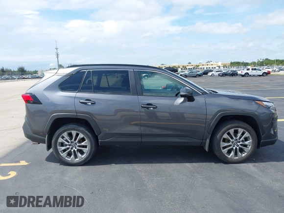2024 Toyota RAV4 XLE Premium z VIN 2T3C1RFVXRC295264, wystawiony jako IAAI lot #42229471 z przebiegiem 6 717 mil mil oraz . Historia ofert i sprzedaży dostępna na DreamBid. Obrazek 13.
