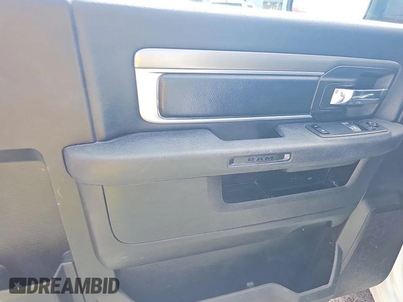2023 Ram 1500 Tradesman z VIN 3C6JR6DG6PG541121, wystawiony jako IAAI lot #42516901 z przebiegiem 55 607 mil mil oraz . Historia ofert i sprzedaży dostępna na DreamBid. Obrazek 5.