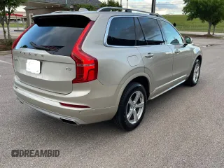 2016 Volvo XC90 T5 Momentum z VIN YV4102KK3G1080894, wystawiony jako Copart lot #56433025 z przebiegiem 194 607 mil mil oraz Czysty tytuł • Clean title. Historia ofert i sprzedaży dostępna na DreamBid. Obrazek 4.