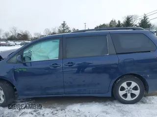 2018 Toyota Sienna LE Auto Access Seat with VIN 5TDKZ3DC3JS905514, listed as a IAAI auction lot 41591539 with 1 mi miles. Bid and sale history available at carsss.com. Image 13.