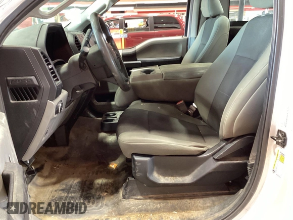 2019 Ford F-150 XL z VIN 1FTMF1CB0KKD36063, wystawiony jako IAAI lot #42459469 z przebiegiem 104 067 mil mil oraz . Historia ofert i sprzedaży dostępna na DreamBid. Obrazek 17.
