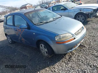 2007 Chevrolet Aveo LS z VIN KL1TD666X7B728902, wystawiony jako IAAI lot #40950124 z przebiegiem Nie podano mil oraz . Historia ofert i sprzedaży dostępna na DreamBid. Obrazek 1.