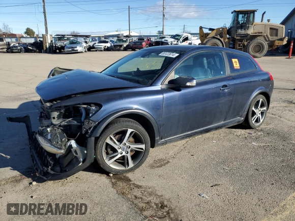 2013 Volvo C30 T5 z VIN YV1672MK9D2303456, wystawiony jako Copart lot #85123614 z przebiegiem 138 807 mil mil oraz Szkody całkowita. Historia ofert i sprzedaży dostępna na DreamBid. Obrazek 1.