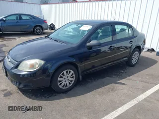 2010 Chevrolet Cobalt LS z VIN 1G1AB5F59A7116393, wystawiony jako IAAI lot #42118038 z przebiegiem 132 823 mil mil oraz . Historia ofert i sprzedaży dostępna na DreamBid. Obrazek 2.