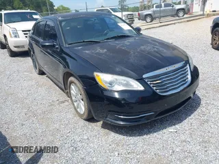 2013 Chrysler 200 Touring z VIN 1C3CCBBB2DN628024, wystawiony jako IAAI lot #42357539 z przebiegiem 217 371 mil mil oraz . Historia ofert i sprzedaży dostępna na DreamBid. Obrazek 1.