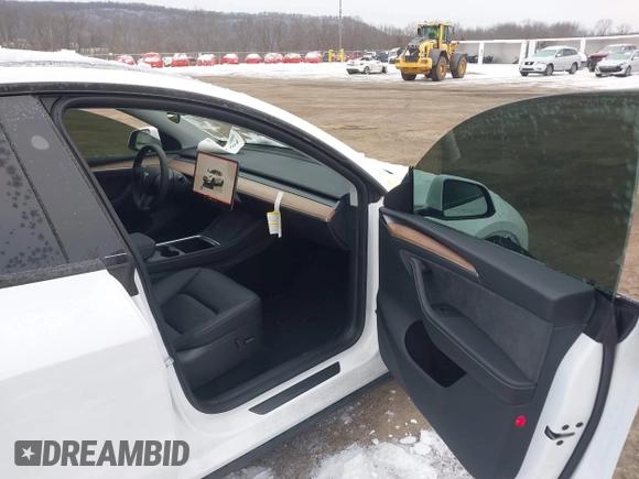 2024 Tesla Model Y Long Range z VIN 7SAYGDEE5RA326577, wystawiony jako IAAI lot #41531364 z przebiegiem 5353 mil mil oraz . Historia ofert i sprzedaży dostępna na DreamBid. Obrazek 5.