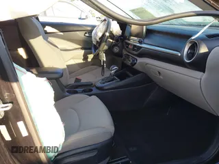 2019 Kia Forte LXS z VIN 3KPF24AD2KE045187, wystawiony jako IAAI lot #42040415 z przebiegiem 55 680 mil mil oraz . Historia ofert i sprzedaży dostępna na DreamBid. Obrazek 5.