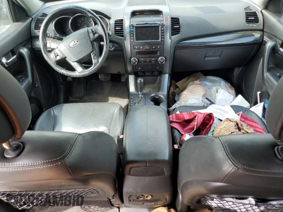 2011 Kia Sorento EX z VIN 5XYKU4A22BG043319, wystawiony jako Copart lot #55879115 z przebiegiem Nie podano mil oraz Czysty tytuł • Clean title. Historia ofert i sprzedaży dostępna na DreamBid. Obrazek 8.