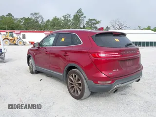 2015 Lincoln MKC z VIN 5LMCJ1A95FUJ08766, wystawiony jako IAAI lot #42105062 z przebiegiem 146 398 mil mil oraz . Historia ofert i sprzedaży dostępna na DreamBid. Obrazek 3.