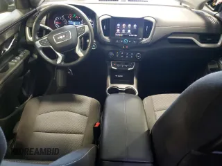 2024 GMC Terrain SLE z VIN 3GKALMEG4RL351328, wystawiony jako Copart lot #65200525 z przebiegiem 33 606 mil mil oraz Czysty tytuł • Clean title. Historia ofert i sprzedaży dostępna na DreamBid. Obrazek 8.