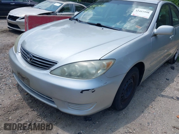 2005 Toyota Camry LE z VIN 4T1BE30K95U042336, wystawiony jako IAAI lot #42457598 z przebiegiem 270 991 mil mil oraz . Historia ofert i sprzedaży dostępna na DreamBid. Obrazek 14.