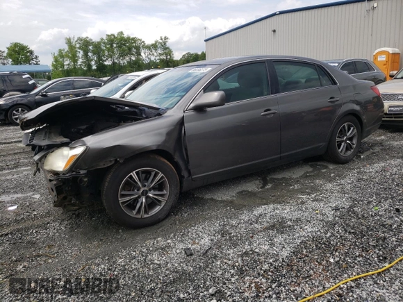 2006 Toyota Avalon XL z VIN 4T1BK36BX6U114484, wystawiony jako Copart lot #55206275 z przebiegiem 179 704 mil mil oraz Szkoda całkowita • Salvage title. Historia ofert i sprzedaży dostępna na DreamBid. Obrazek 1.