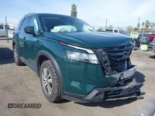 2023 Nissan Pathfinder SL z VIN 5N1DR3CA5PC251274, wystawiony jako IAAI lot #41590514 z przebiegiem 18 547 mil mil oraz . Historia ofert i sprzedaży dostępna na DreamBid. Obrazek 1.