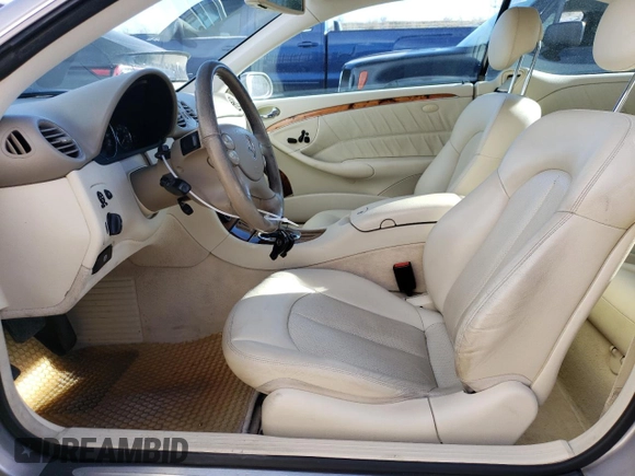 2005 Mercedes-Benz CLK 500 z VIN WDBTJ75J05F159477, wystawiony jako Copart lot #85168664 z przebiegiem 122 295 mil mil oraz Szkody całkowita. Historia ofert i sprzedaży dostępna na DreamBid. Obrazek 7.