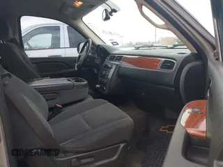 2008 GMC Yukon SLE w/3SA with VIN 1GKFC13C38R163590, listed as a IAAI auction lot 41518922 with 208,715 mi miles. Bid and sale history available at carsss.com. Image 5.