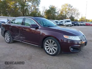 2011 Lincoln MKS z VIN 1LNHL9DRXBG606788, wystawiony jako IAAI lot #40963426 z przebiegiem 127 108 mil mil oraz . Historia ofert i sprzedaży dostępna na DreamBid. Obrazek 1.