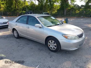 2002 Toyota Camry LE z VIN 4T1BE32K12U103879, wystawiony jako IAAI lot #42328954 z przebiegiem 296 975 mil mil oraz . Historia ofert i sprzedaży dostępna na DreamBid. Obrazek 1.