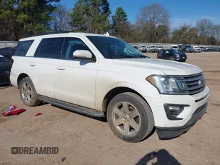 2020 Ford Expedition XLT with VIN 1FMJU1HT6LEA24349, listed as a IAAI auction lot 41218383 with 121,157 mi miles. Bid and sale history available at carsss.com. Image 1.