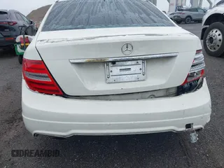 2012 Mercedes-Benz C 300 Sport z VIN WDDGF8BB1CR196238, wystawiony jako IAAI lot #42488861 z przebiegiem 111 877 mil mil oraz . Historia ofert i sprzedaży dostępna na DreamBid. Obrazek 6.