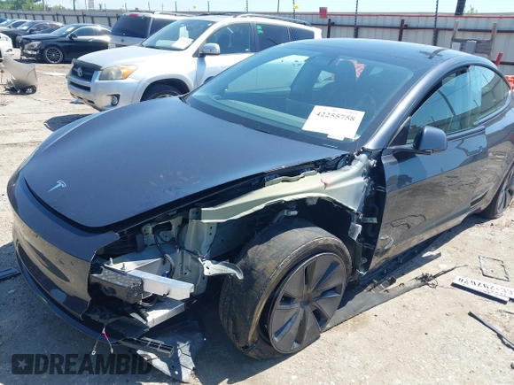 2025 Tesla Model 3 Long Range z VIN 5YJ3E1EB6SF924607, wystawiony jako IAAI lot #42255758 z przebiegiem 5 881 mil mil oraz . Historia ofert i sprzedaży dostępna na DreamBid. Obrazek 6.