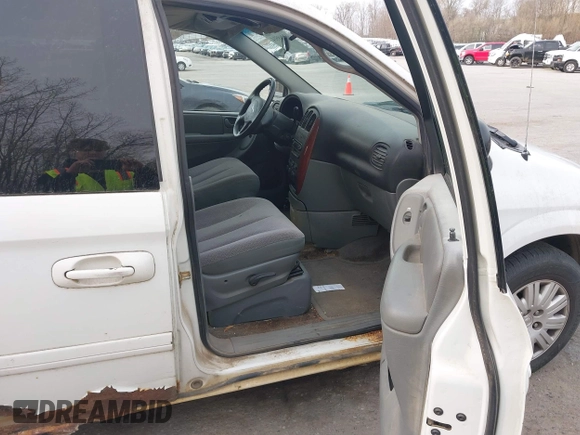 2006 Chrysler Town & Country LX z VIN 2A4GP44R06R897517, wystawiony jako IAAI lot #42068514 z przebiegiem 214 060 mil mil oraz . Historia ofert i sprzedaży dostępna na DreamBid. Obrazek 5.