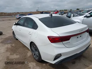 2023 Kia Forte LXS z VIN 3KPF24AD7PE686469, wystawiony jako IAAI lot #42112744 z przebiegiem 103 937 mil mil oraz . Historia ofert i sprzedaży dostępna na DreamBid. Obrazek 3.