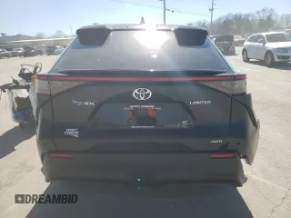 2023 Toyota bZ4X XLE z VIN JTMABACA8PA040260, wystawiony jako Copart lot #42473684 z przebiegiem 5 884 mil mil oraz . Historia ofert i sprzedaży dostępna na DreamBid. Obrazek 6.