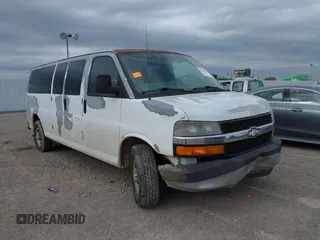 2008 Chevrolet Express Passenger z VIN 1GAHG39K881142695, wystawiony jako IAAI lot #41257254 z przebiegiem 261 076 mil mil oraz . Historia ofert i sprzedaży dostępna na DreamBid. Obrazek 1.