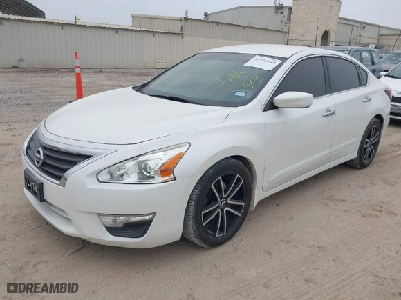 2014 Nissan Altima 2.5 with VIN 1N4AL3AP1EC276143, listed as a IAAI auction lot 41924042 with 137,896 mi miles. Bid and sale history available at carsss.com. Image 2.