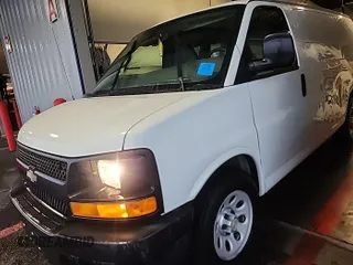 2013 Chevrolet Express Cargo z VIN 1GCSGAFX1D1169555, wystawiony jako IAAI lot #42530668 z przebiegiem 207 358 mil mil oraz . Historia ofert i sprzedaży dostępna na DreamBid. Obrazek 13.