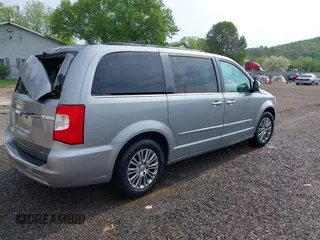 2014 Chrysler Town & Country Touring L z VIN 2C4RC1CG7ER201727, wystawiony jako IAAI lot #42163525 z przebiegiem 160 304 mil mil oraz . Historia ofert i sprzedaży dostępna na DreamBid. Obrazek 4.