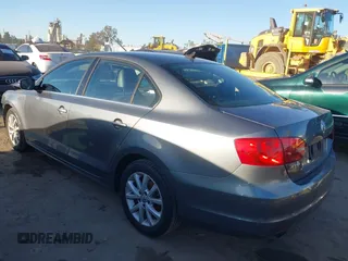 2014 Volkswagen Jetta SE z VIN 3VWD17AJ1EM285792, wystawiony jako IAAI lot #41652684 z przebiegiem 169 929 mil mil oraz . Historia ofert i sprzedaży dostępna na DreamBid. Obrazek 3.